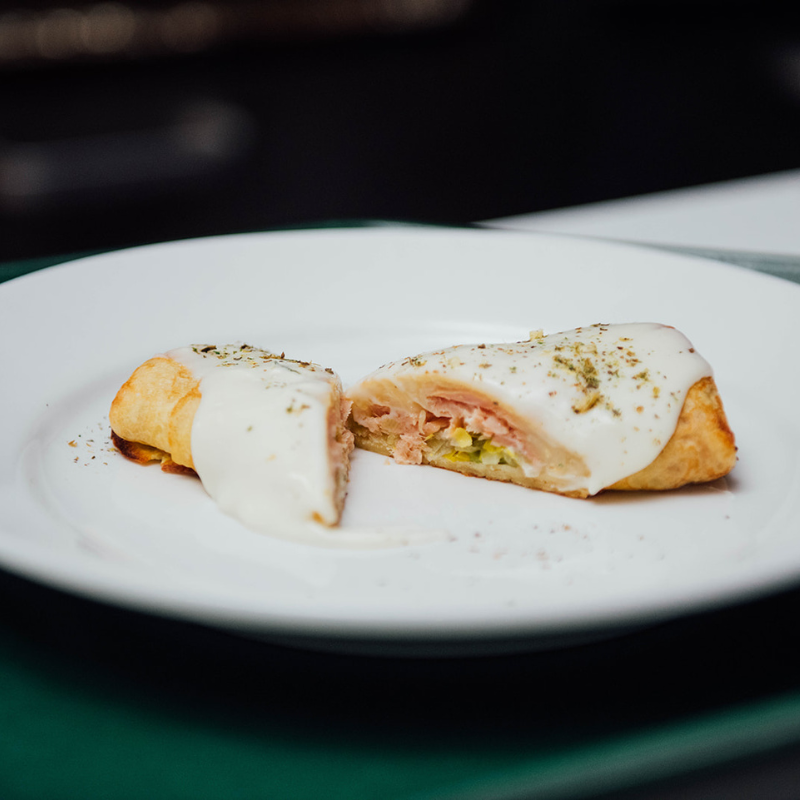 Ham, leek, cheese and béchamel stuffed crêpes