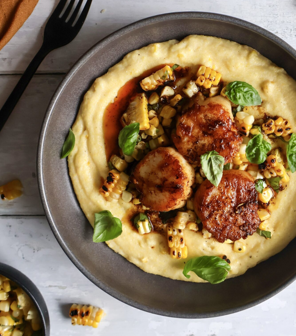 Pétoncles sur polenta crémeuse au maïs sucré grillé