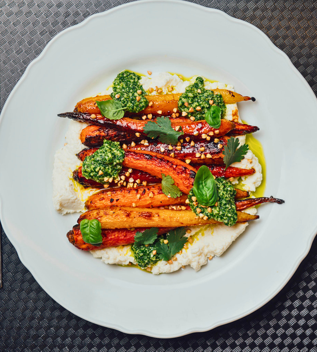 Carottes nantaises glacées au miel de sarrasin, pistou d’herbes et ricotta maison