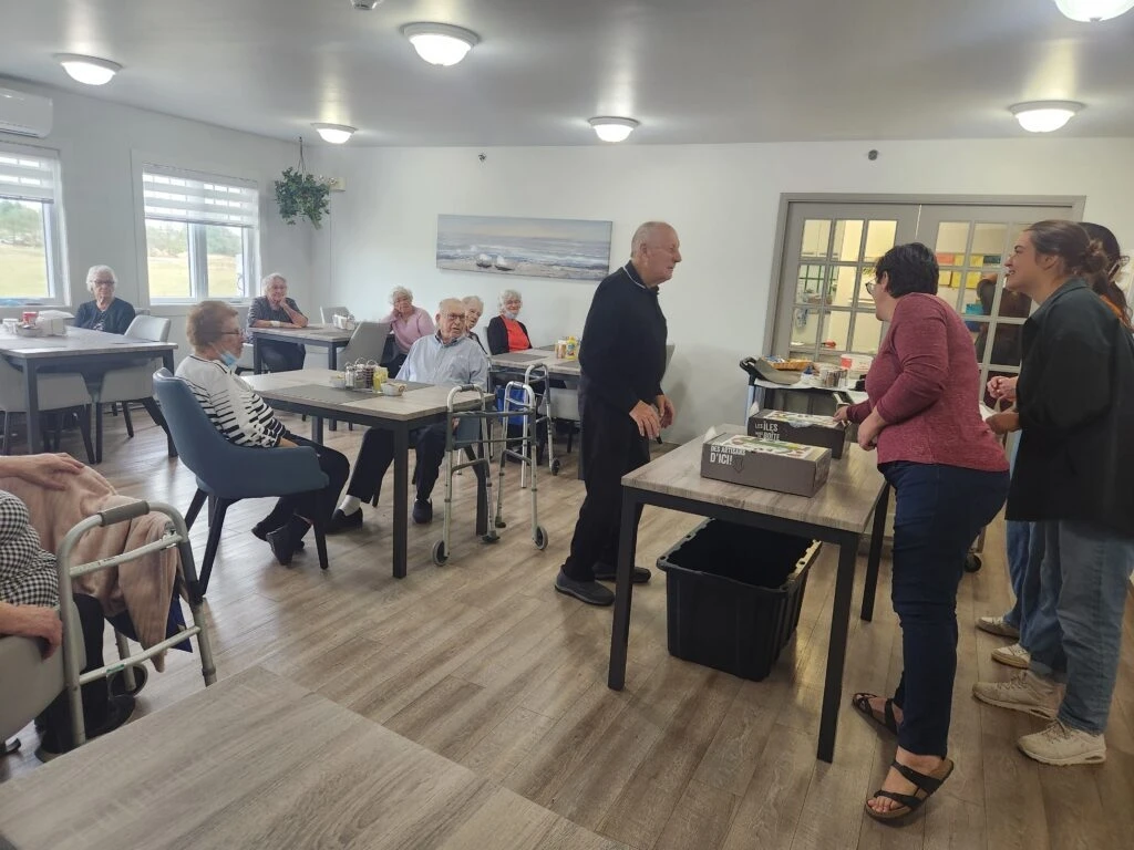 Personnes agees les institutions mangent local