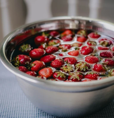 Fraises trempees dans une solution de vinaigre