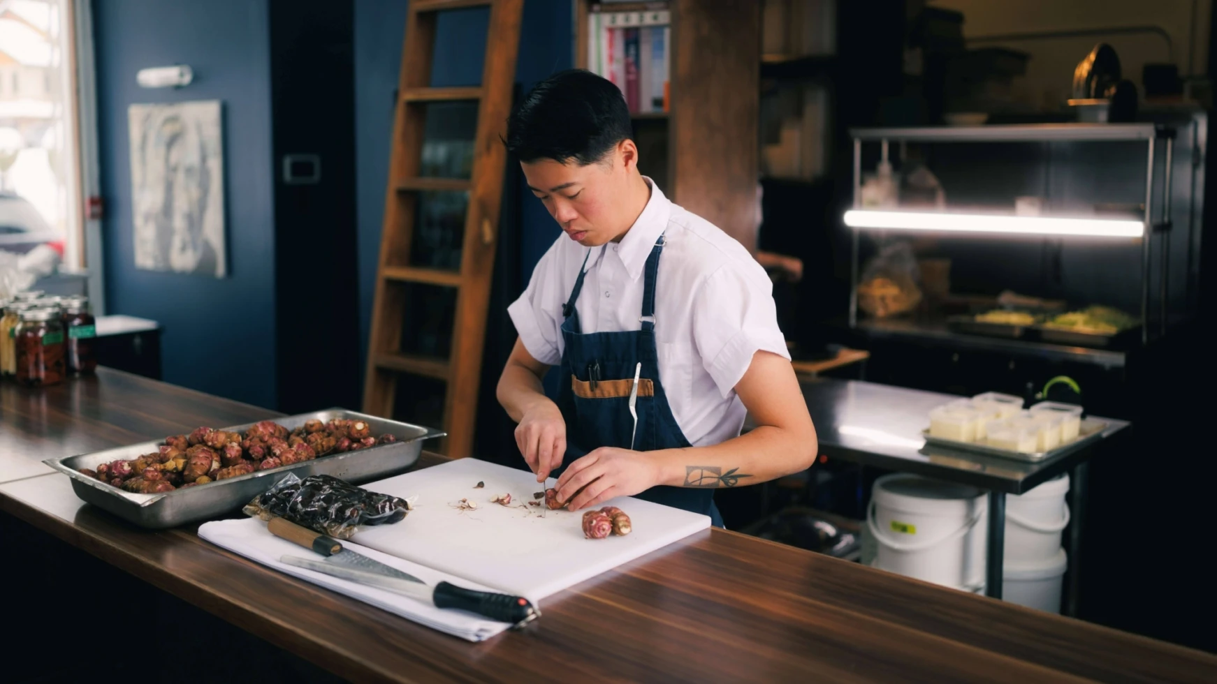 AQM R Derriere Le Menu Baumier Topinambour Noir DK0 A9618 LR3 16x9