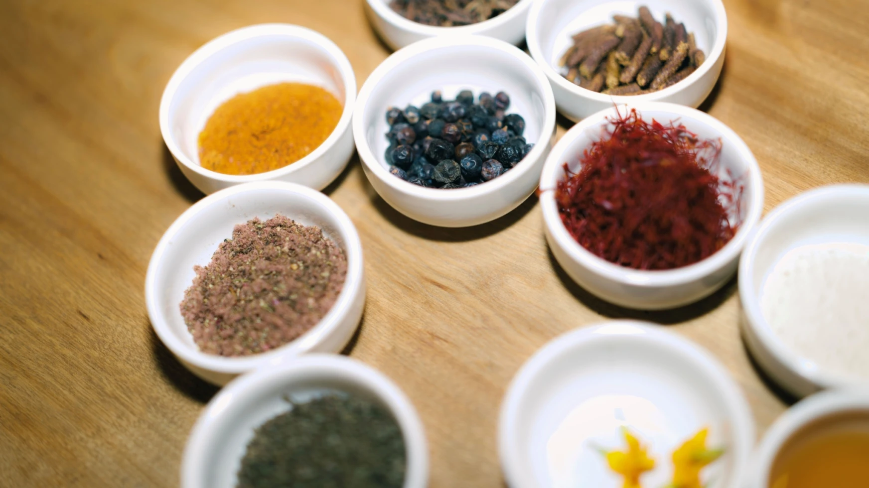 AQM R Derriere Le Menu 1668 Aromates DK0 A0116 LR3 16x9