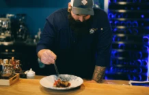 AQM Derriere Le Menu Miniature 1920x1080 1668