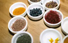 AQM R Derriere Le Menu 1668 Aromates DK0 A0116 LR3 16x9