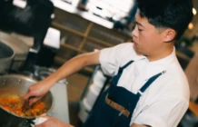 AQM Derriere Le Menu Miniature 1920x1080 Baumier Courge v2