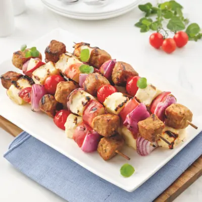 Brochettes de tempeh halloumi et pommes sur le BBQ