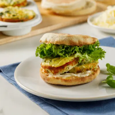 Sandwichs omelettes aux legumes de saison et cheddar 475x600 1730400137