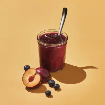 Compote de pommes de prunes et de bleuets parfumee a lerable