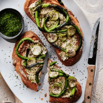 Tartines de cornichons et fleurs dail grillees