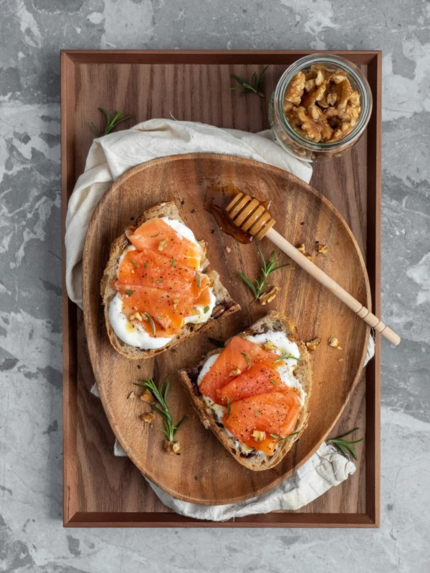 Brunch tartine saumon fume miel min